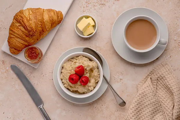 Voedingsfotografie Van Havermout Haver Pap Ontbijt Croissant Thee Melk Frambozen — Stockfoto