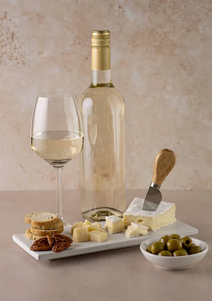 Beyaz Şarap Peynir Parmesan Peyniri Peynir Zeytin Fındık Ceviz Aperatif — Stok fotoğraf
