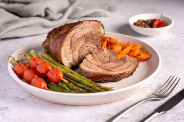 Kızarmış kuzu, havuç, kuşkonmaz, domates, baharat, biber, öğle yemeği, akşam yemeği.