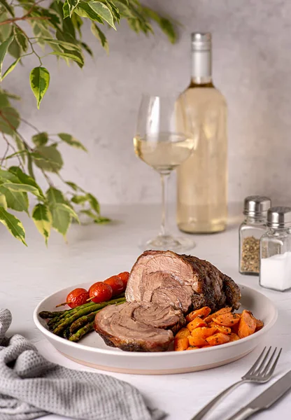 ロースト子羊 ニンジン アスパラガス トマト 白ワイン ボトル ワイングラスの食品写真 — ストック写真