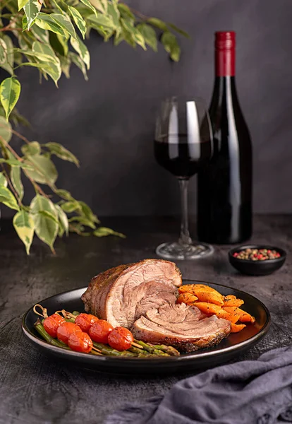 ロースト子羊 ニンジン アスパラガス トマト 赤ワイン ボトル ワイングラスの食品写真 — ストック写真