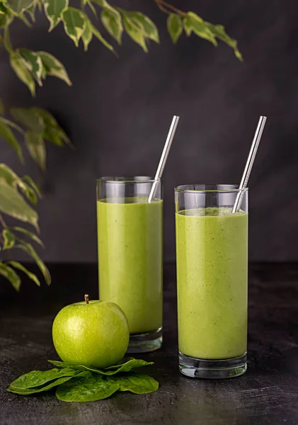 スムージー アップル ほうれん草 ドリンク ジュース エネルギー デトックス 素朴な さわやかなの食品写真 — ストック写真