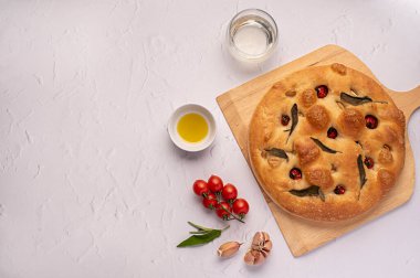 Ekşi hamurlu Focaccia, domates, zeytinyağı, sarımsak, adaçayı, beyaz şarap, fırın, yemek tarifi, metin, boş