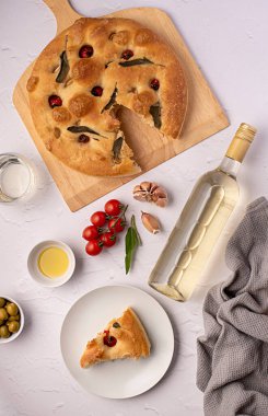 Ekşi hamurlu Focaccia, beyaz şarap, şişe, domates, zeytinyağı, sarımsak, adaçayı, fırın, piknik, aperatif