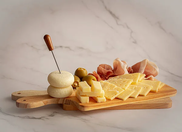 Food Photography Cheese Board Appetizer Bacon Olives Prosciutto Cheddar Gouda — Stock Photo, Image