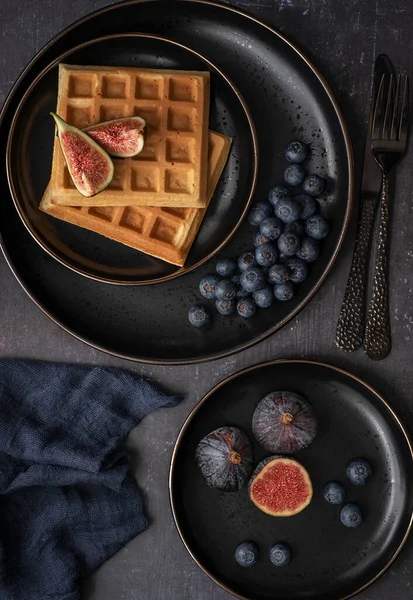 Meyveli Yaban Mersinli Incirli Waffle Fotoğrafçılığı — Stok fotoğraf
