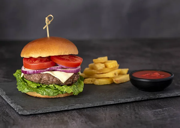 Voedselfotografie Van Cheeseburger Hamburger Hamburger Saus Kaas Friet Sla Tomaat — Stockfoto