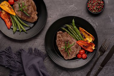 Kızarmış kuzu bifteği, ızgara, et, fileto, yeşil fasulye, kırmızı biber, kiraz domatesleri.