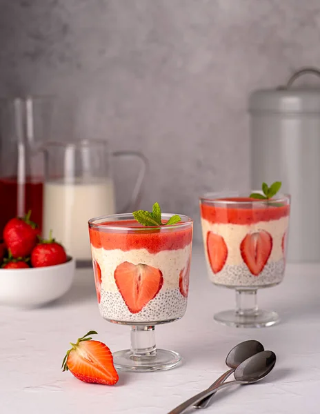 Food Fotografie Von Haferflocken Hafer Chiasamen Pudding Erdbeere Minze Joghurt — Stockfoto
