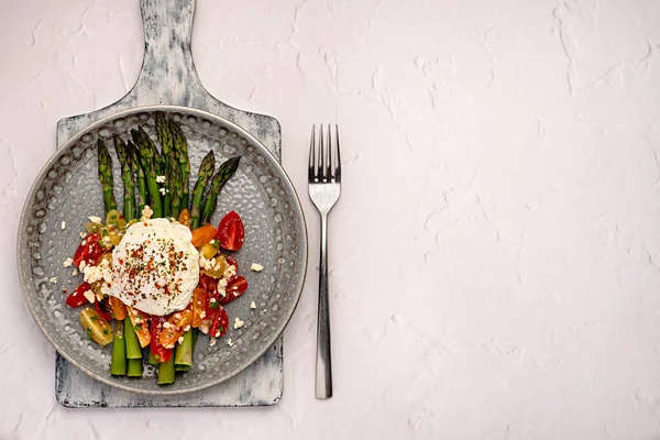 Puste Jedzenie Śniadanie Gotowane Jajka Szparagi Pomidory Sałatka Ser Feta — Zdjęcie stockowe