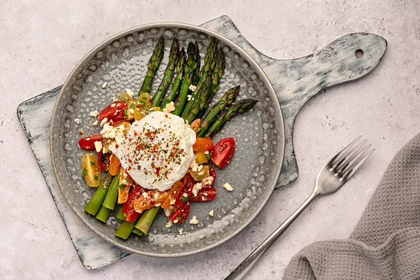 Jedzenie Śniadanie Gotowane Jajka Szparagi Pomidor Sałatka Ser Feta Dieta — Zdjęcie stockowe