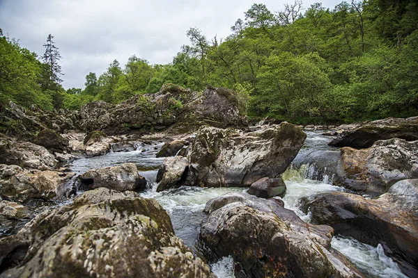 Landschaftsaufnahmen Von Fluss Wasserfall Bach Findling Fels Stein Felsen Wald — Stockfoto