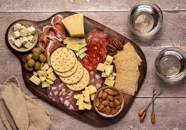 Antipasto, peynir, çedar, kraker, parmesan, salam, prosciutto, feta, badem, ceviz, sos, Akdeniz yemeği.