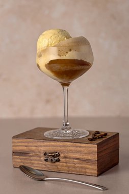 Buzlu kahvenin makro yiyecek fotoğrafçılığı; tatlı; vanilya; dondurma; krema; espresso; barista; kafeterya; geleneksel; dondurulmuş; americano;