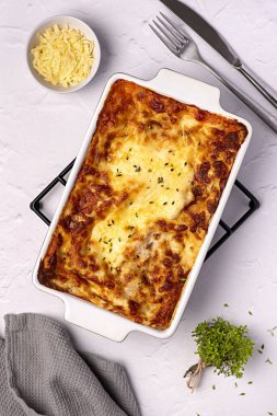 Lazanya, kiş, güveç, peynir, domates sosu, parmesan, tabak, havlu, stand, yer kabuğu, İtalyan yemeği, makarna, bolonez.