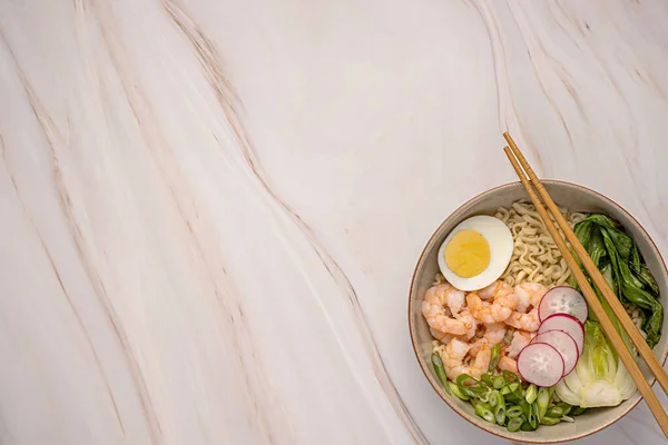 Prázdné Jídlo Fotografie Polévka Ramen Vařené Vejce Cibule Krevety Nudle — Stock fotografie