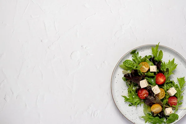 Blanco Fotografie Van Feta Salade Groente Tomaat Sla Spinazie Raket — Stockfoto