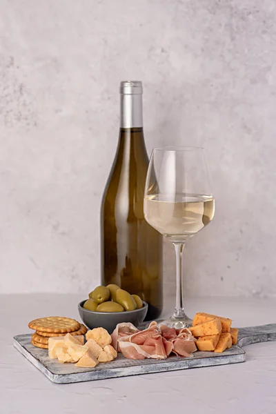 Fotografía Alimentos Antipasto Vino Blanco Queso Jamón Serrano Oliva Prosciutto —  Fotos de Stock