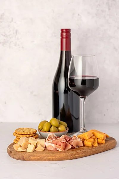Jedzenie Antipasto Czerwone Wino Ser Szynka Serrano Oliwka Prosciutto Bekon — Zdjęcie stockowe