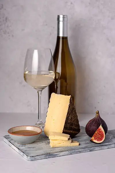 チーズの食品写真 柔らかい イチジク 白ワイン ガラス スライス グルメ 乳製品 デリケッセン — ストック写真