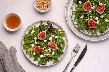 Salata; keçi peyniri; incir; feta; yaprak; marul; roket; çam; bal;