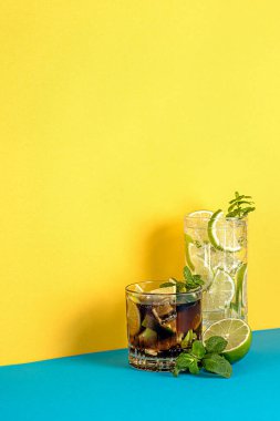 Boş içecek kokteyli; mojito, rom, kola, içecek; içecek; tonik; limonata; alkol; limon; limon; nane; buz; sıvı; soda;