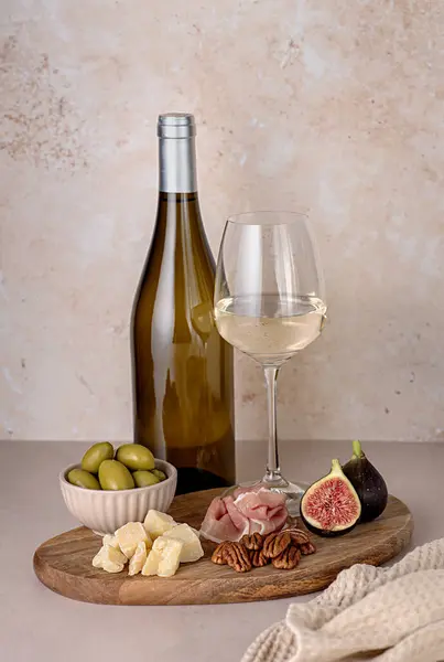 Matfotografering Hvitvin Ost Parmesan Fiken Prosciutto Pecan Oliven Wineglass Flaske – stockfoto