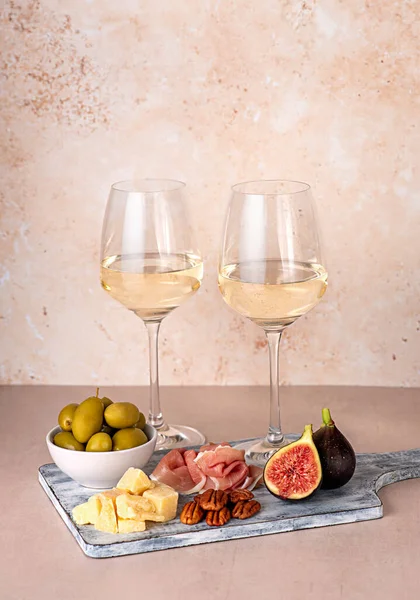 Lebensmittelfotografie Von Weißwein Käse Parmesan Feige Schinken Pekannuss Olive Weinglas — Stockfoto