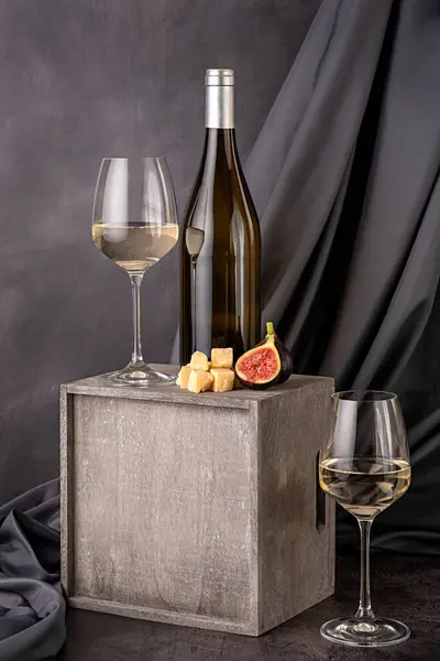 Fotografia Cibo Vino Bianco Formaggio Parmigiano Fico Fetta Bicchiere Vino — Foto Stock
