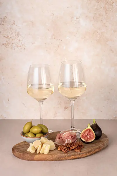 Fotografia Gastronomica Del Vino Bianco Formaggio Parmigiano Fico Prosciutto Pecan — Foto Stock