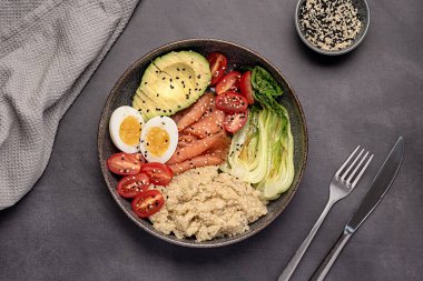 Sağlıklı kahvaltı; brunch; Buda kasesi; yumurta; somon; bok choy; domates; quinoa; avokado; susam tohumu; protein; karbonhidrat; diyet