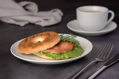 Tütsülenmiş somon, krema, dereotu, romaine marul, sütlü çay, sandviç, sabah, dilim, kahvaltı, brunch...