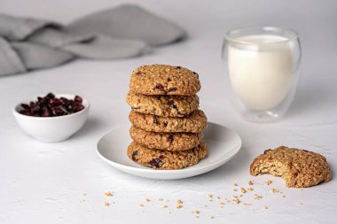 Kurutulmuş yulaf kurabiyelerinin yiyecek fotoğrafçılığı; süt, yulaf ezmesi; kurabiye; tepsi, pudra şekeri, pasta; tarçın; tatlı; şekerleme; tatlı; fırın;