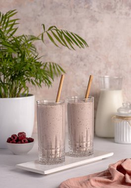 Protein milkshake 'inin yiyecek fotoğrafçılığı; ahududu; çilek; yabanmersini, muz, smoothie; süt, yoğurt;