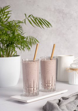 Protein milkshake 'inin yiyecek fotoğrafçılığı; ahududu; çilek; yabanmersini, muz, smoothie; süt, yoğurt;