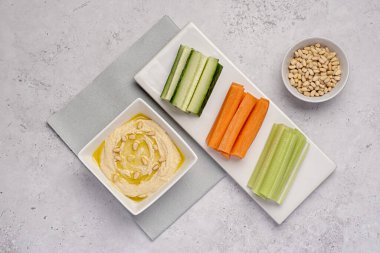 Humus, kereviz, havuç, salatalık, çerez, sos, vegan, vejetaryen, nohut, paylaşım, piknik