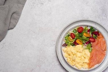 Çırpılmış yumurta, füme somon, kahvaltı, omlet, salata, domates, marul, keto diyeti, arka plan.