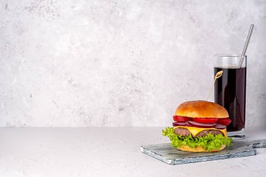 Hamburgerin boş yemek fotoğrafçılığı; peynir; sandviç; sığır eti; ekmek; marul; domates; soğan; soda; kola; arkaplan