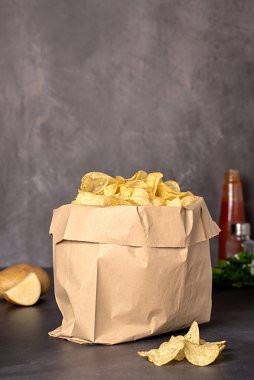 Patates cipsi, gevrek, çıtır çıtır, tuzlu, domates sosu, maydanoz, yağlı, çıtır, patates.
