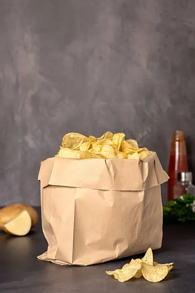 Patates Cipsi Gevrek Çıtır Çıtır Tuzlu Domates Sosu Maydanoz Yağlı — Stok fotoğraf