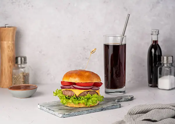 汉堡包 芝士汉堡 三明治 西红柿 苏打水 美国人 食物的食品摄影 — 图库照片