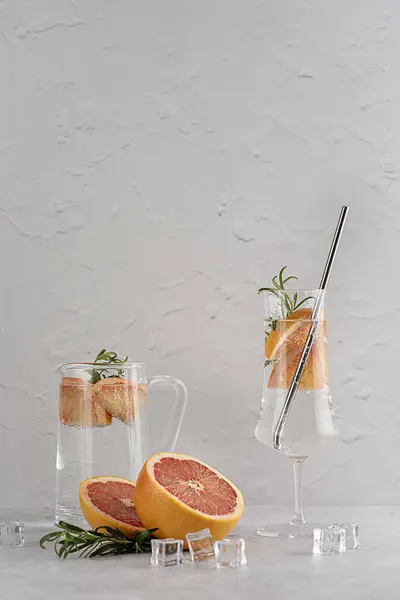 Blanko Fotografie Von Limonade Mit Grapefruit Rosmarin Cocktail Rum Gin lizenzfreie Stockfotos