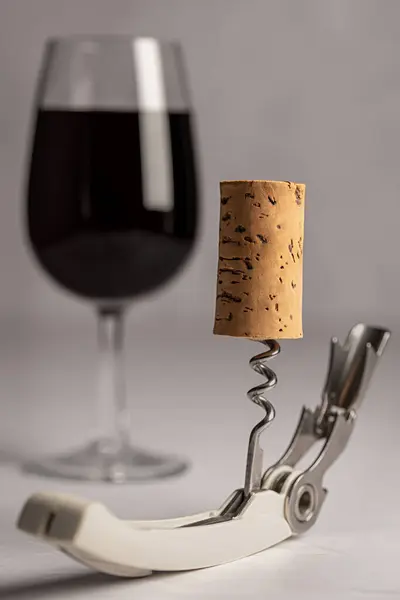 Makrofotografie Von Rotwein Weinglas Korken Korkenzieher Weingut Getränk Hintergrund Feier lizenzfreie Stockbilder