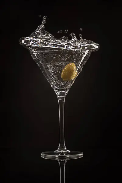 Trinken Sie Fotos Von Cocktails Martini Oliven Spritzer Tropfen Wellen Stockfoto