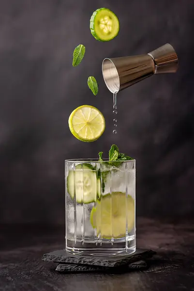 Trinken Sie Cocktailfotos Limette Minze Gurke Gin Tonic Shot Jigger lizenzfreie Stockfotos