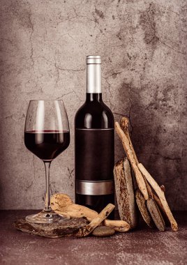 Kırmızı şarap; şarap kadehi; şişe; eski; eski; taş; tahta; beton; şarap; şarap; arka plan; kutlama; romantizm; bar