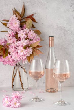 Gül şarabının fotoğrafını iç; şarap; pembe; şarap bardağı; şarap; eski; kiraz çiçeği; çiçek; çiçek; bahar; yaz; şarap; şarap; arka plan; kutlama; aşk; bar;