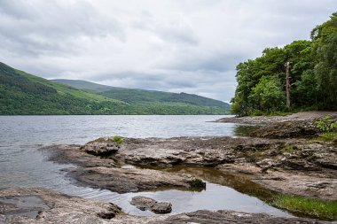 Göl kıyısı, ağaç, kaya; kaya, taş; kayalık, yansıma, doğa; ulusal park, manzara, sükunet; manzara; panorama; su, rezervuar, İskoçya, Lomond Gölü