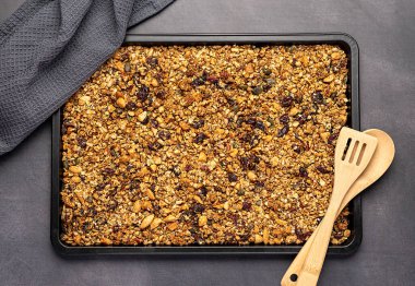 Granola 'nın gıda fotoğrafçılığı; ev yapımı badem, yulaf, lapa; chia; tohum; susam; balkabağı; ayçiçeği; bal; agave; şurup; kurutulmuş yaban mersini; tarifi; çıtır çıtır; doğal tahıl;