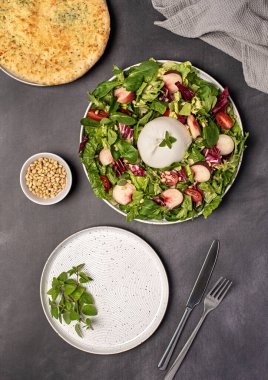 Burrata ve şeftalili salata, mozzarella, peynir, marul, radicchio, yaprak, domates, tost, sarımsaklı ekmek, kekik, çam fıstığı, biber; baharat.